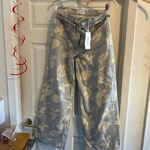NWT - FRAME FLORAL JEANS - SIZE 28